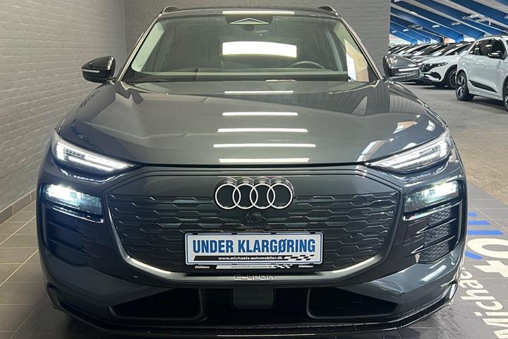 Grå Audi Q6 e-tron fra 2025