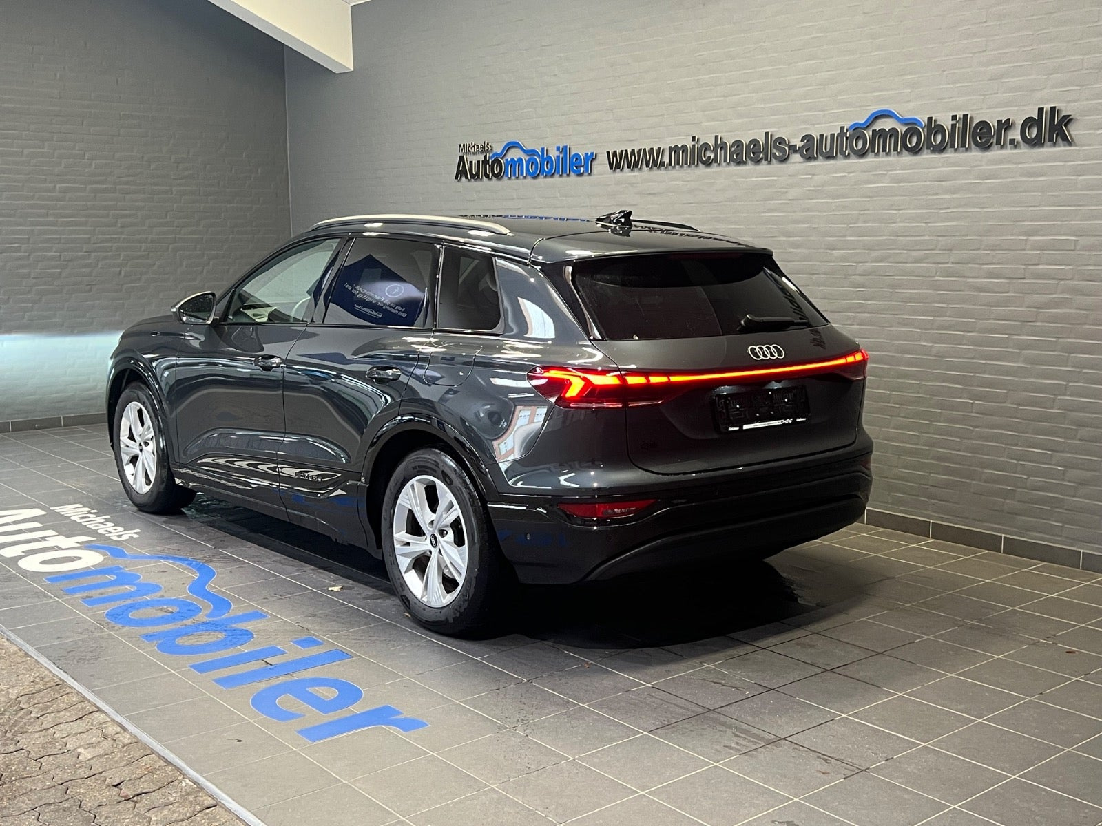Grå Audi Q6 e-tron fra 2025