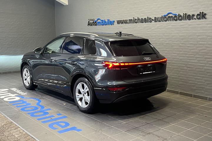 Grå Audi Q6 e-tron fra 2025