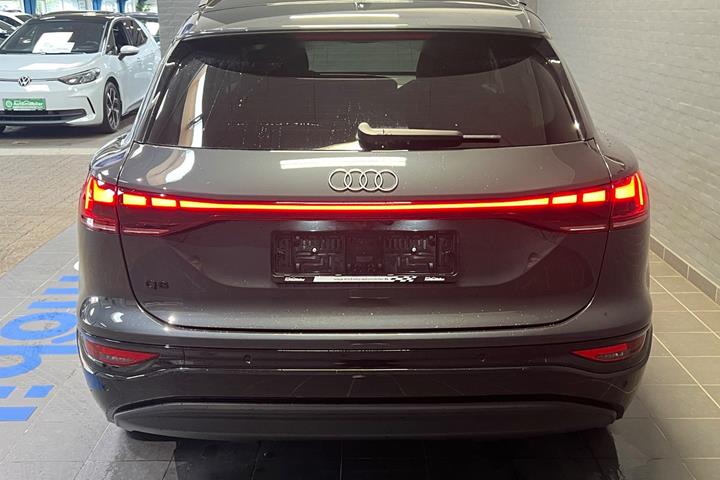 Grå Audi Q6 e-tron fra 2025