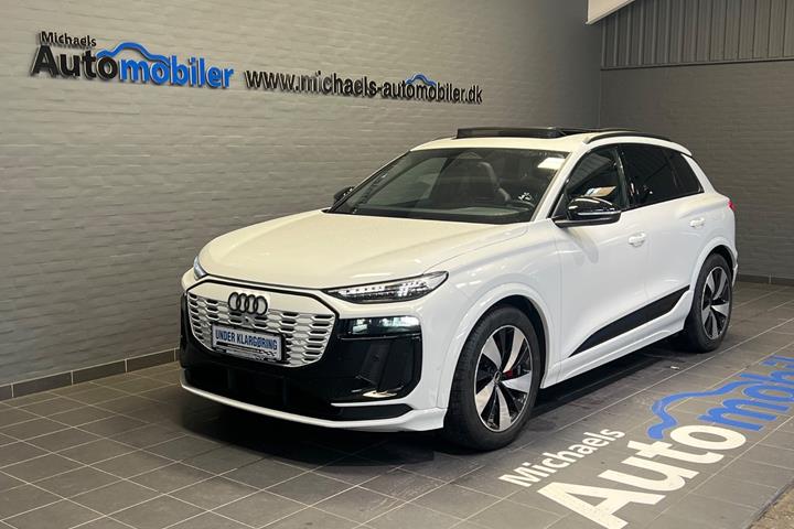 Hvid Audi Q6 e-tron fra 2024