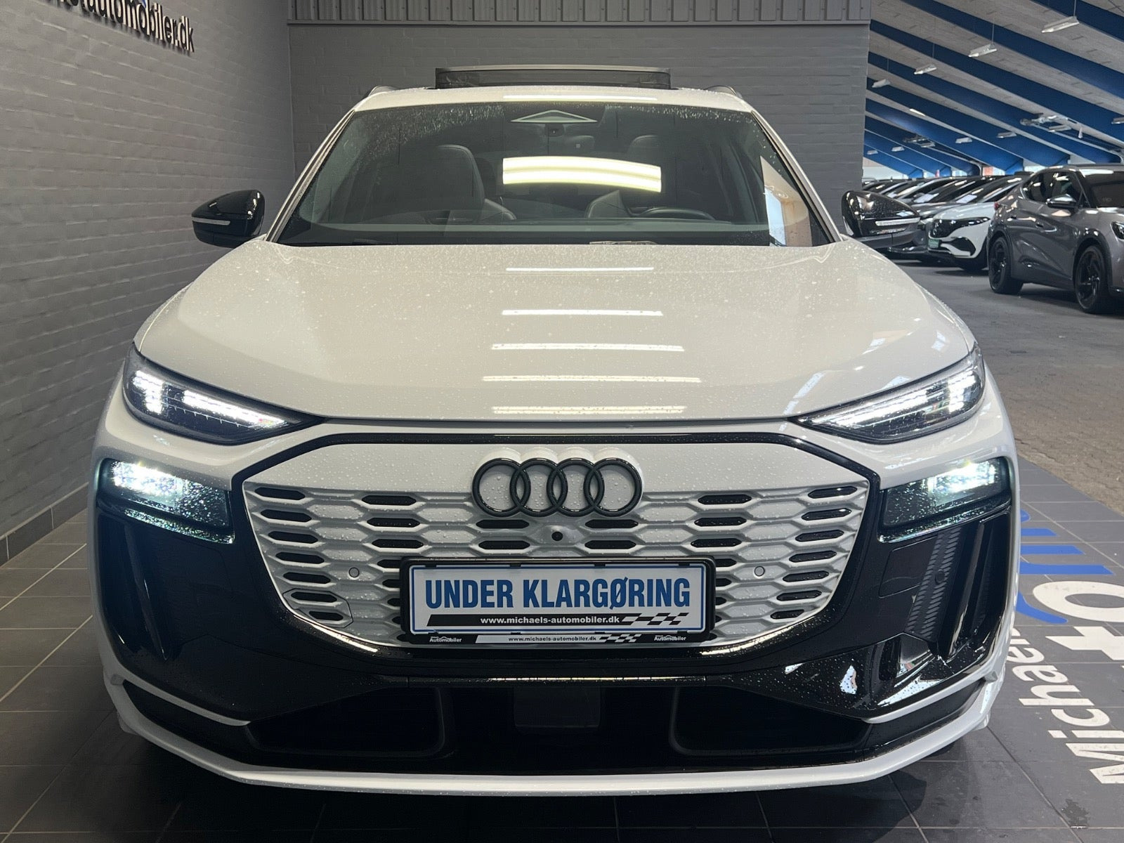 Hvid Audi Q6 e-tron fra 2024