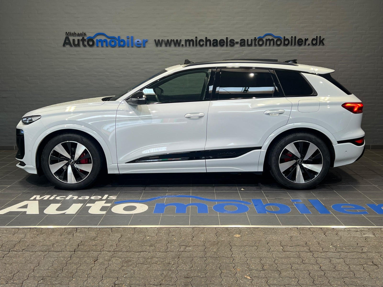 Hvid Audi Q6 e-tron fra 2024
