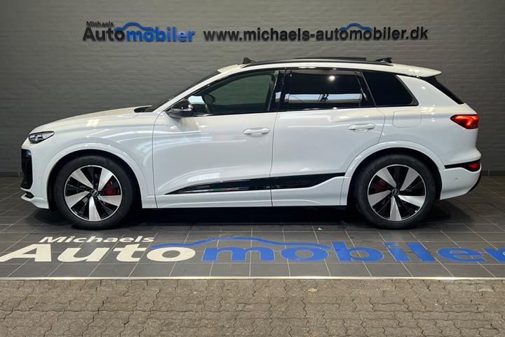 Hvid Audi Q6 e-tron fra 2024