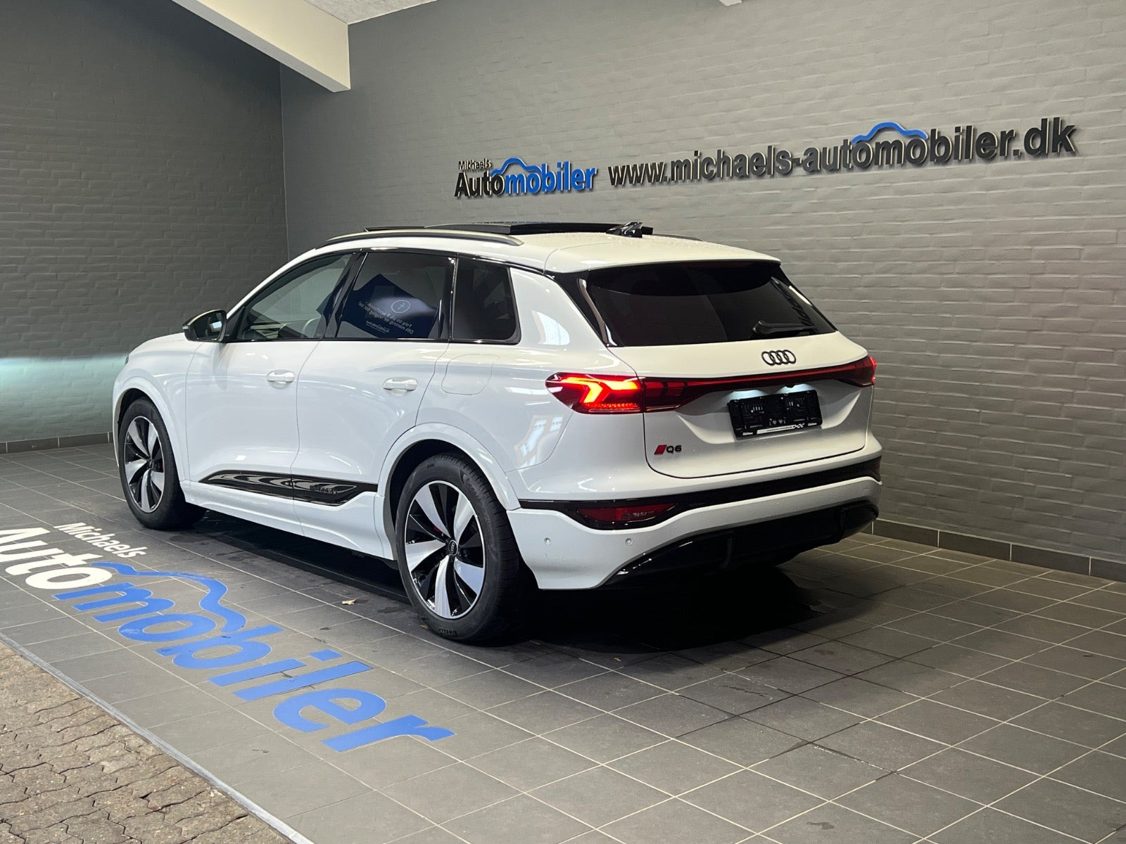 Hvid Audi Q6 e-tron fra 2024