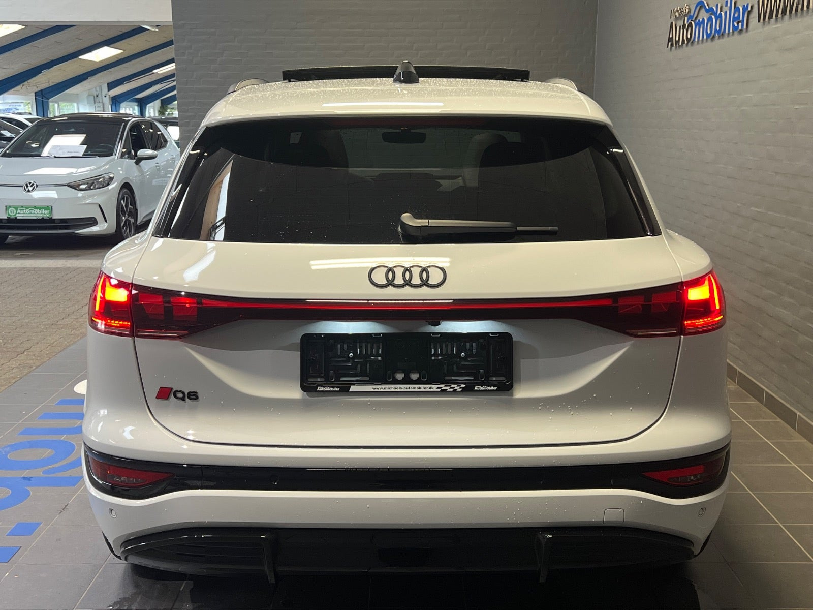 Hvid Audi Q6 e-tron fra 2024