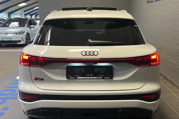 Hvid Audi Q6 e-tron fra 2024
