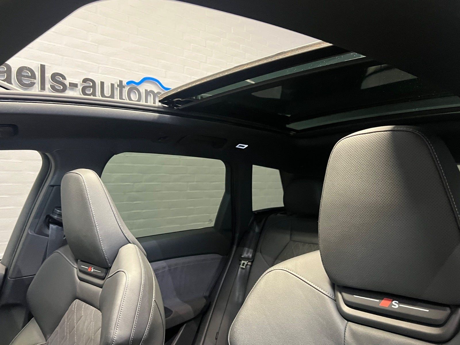 Hvid Audi Q6 e-tron fra 2024