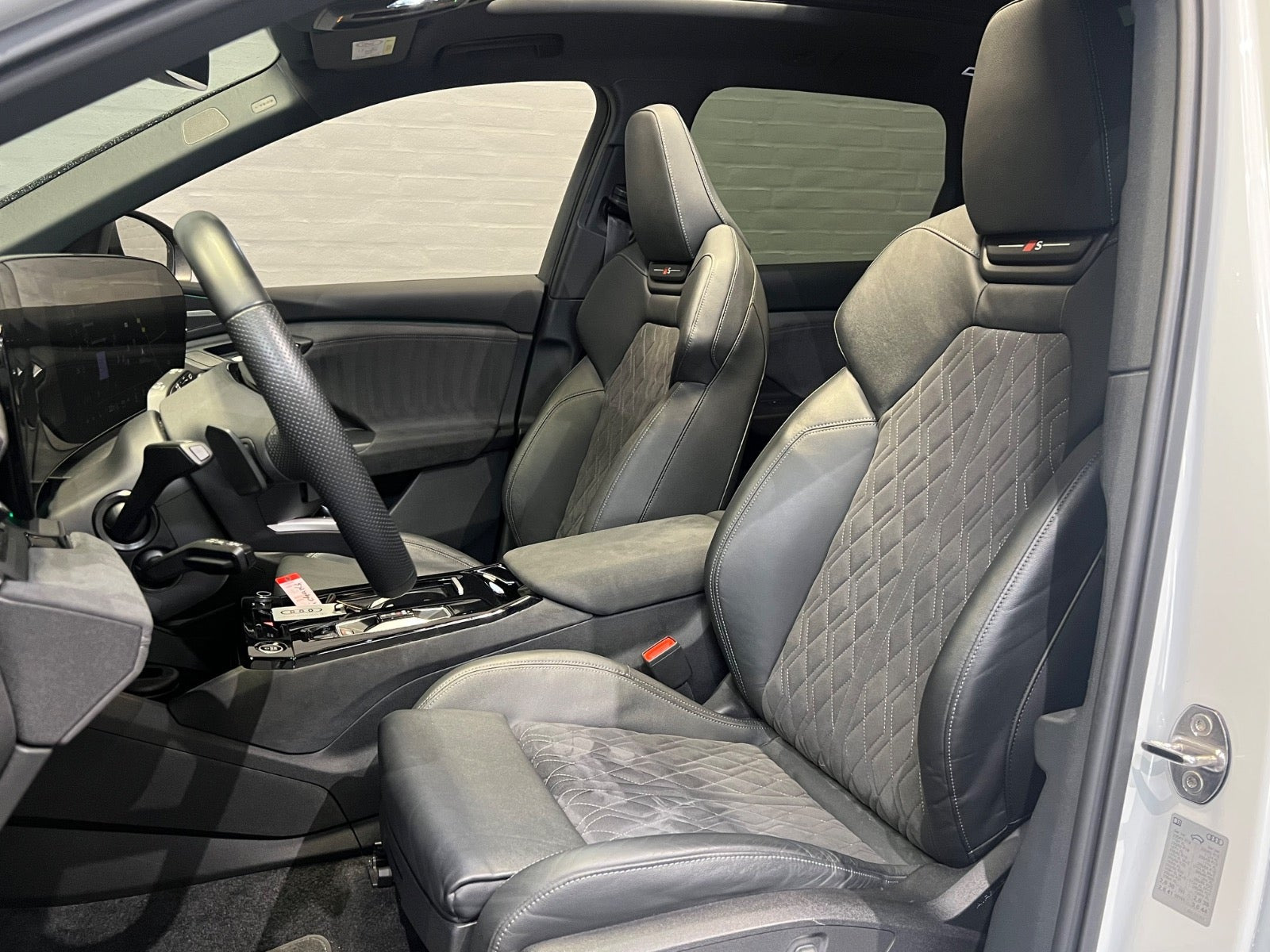 Hvid Audi Q6 e-tron fra 2024