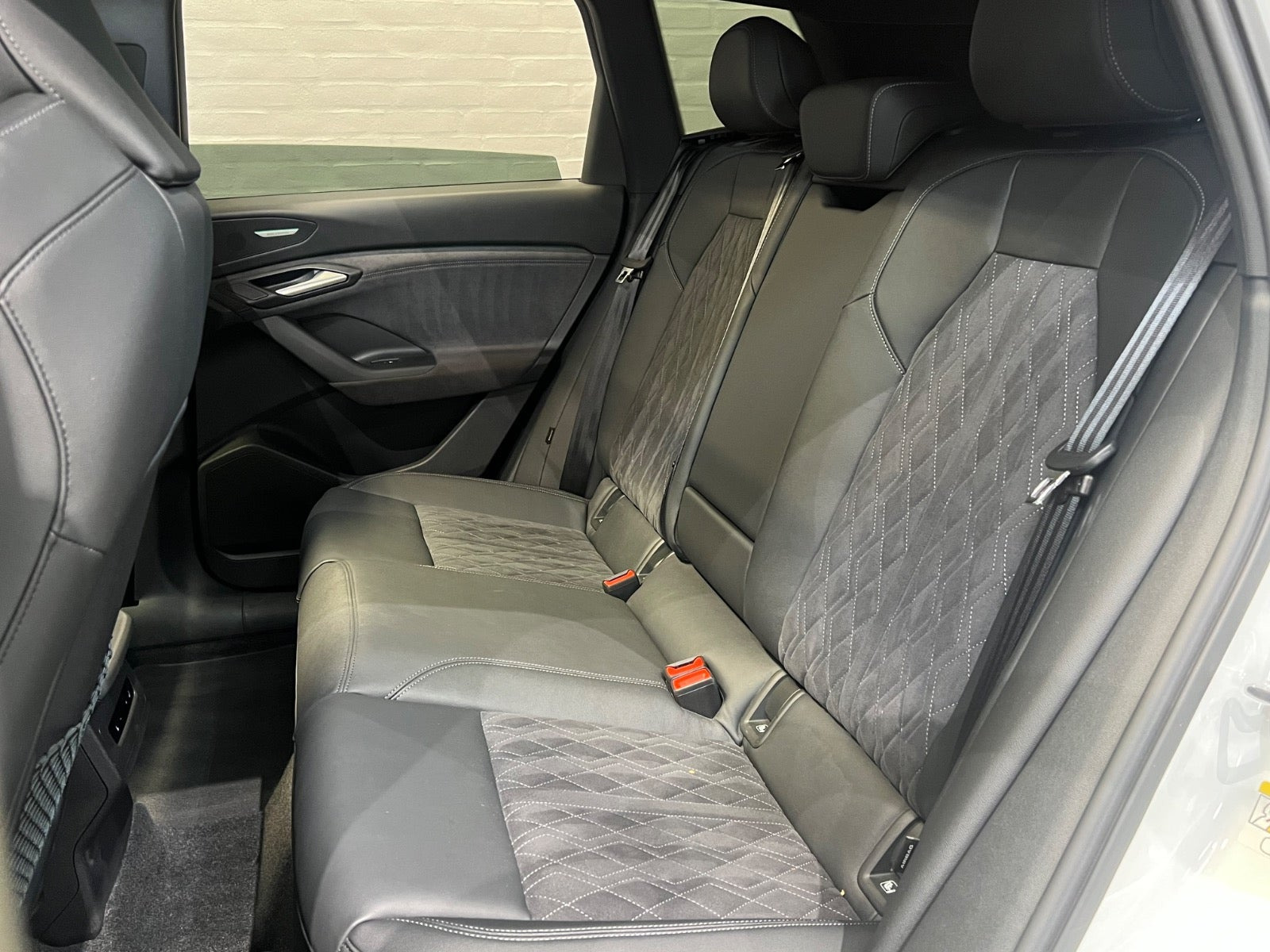 Hvid Audi Q6 e-tron fra 2024
