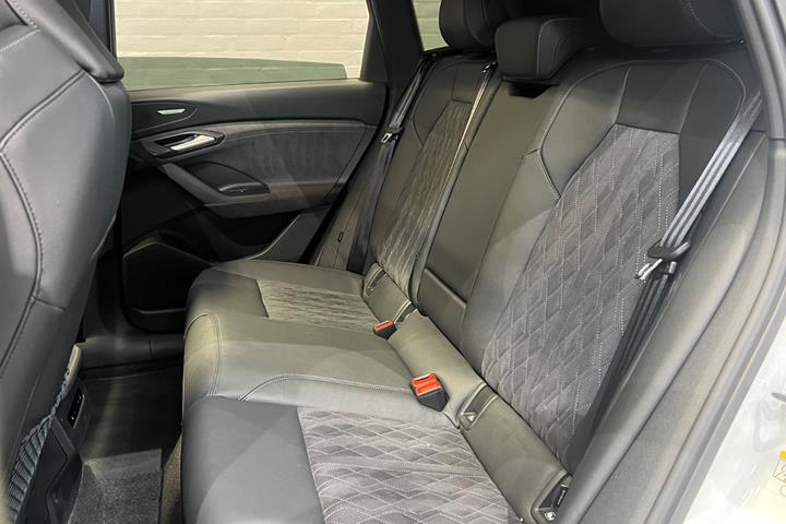 Hvid Audi Q6 e-tron fra 2024