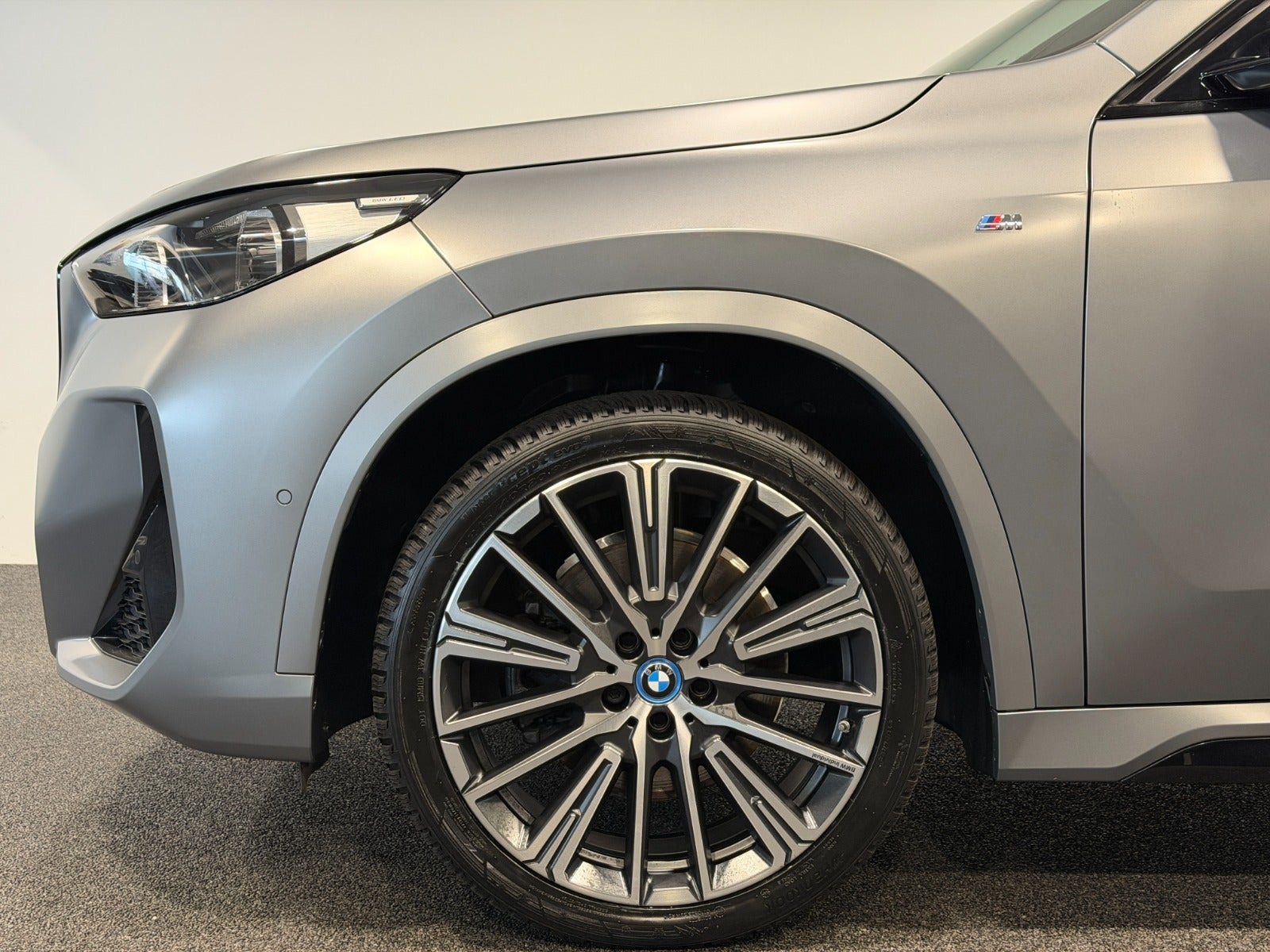 Grå BMW iX1 fra 2023