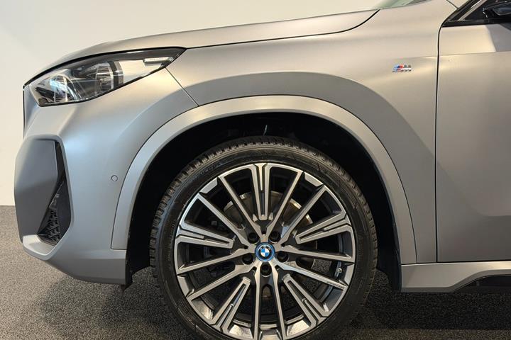 Grå BMW iX1 fra 2023