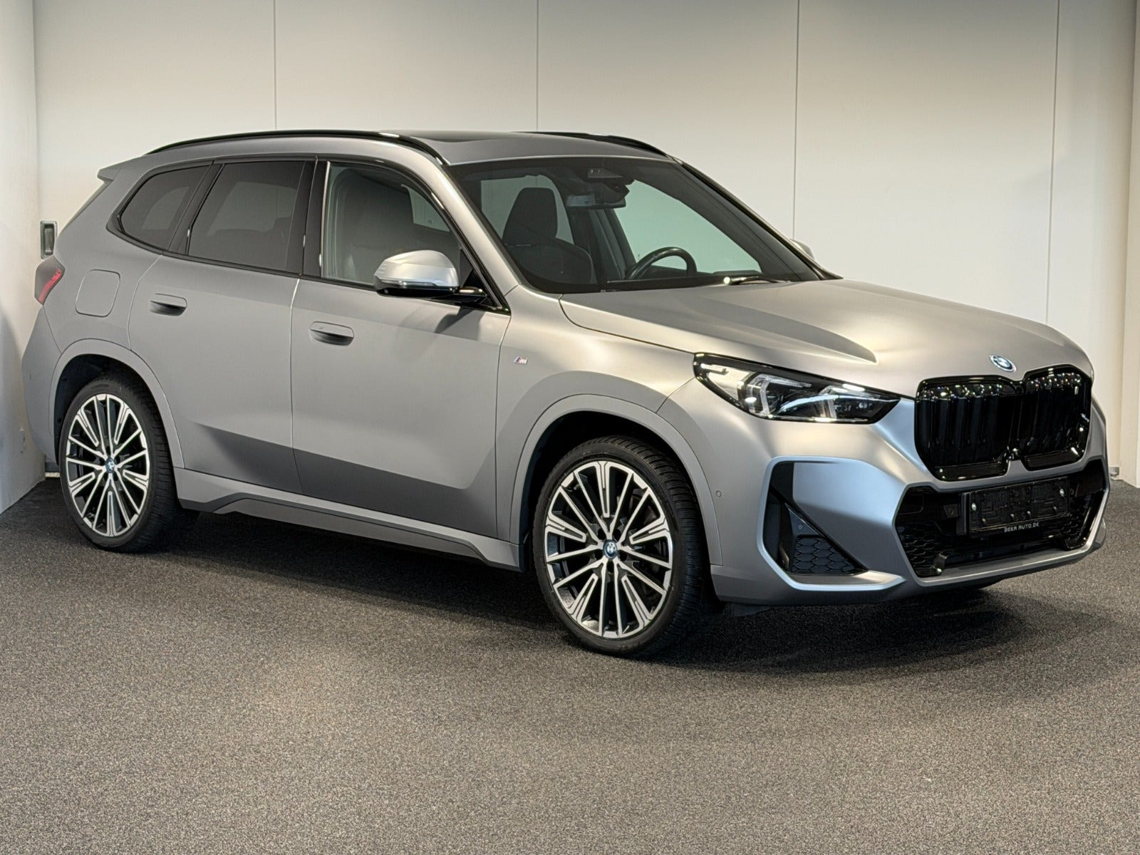 Grå BMW iX1 fra 2023