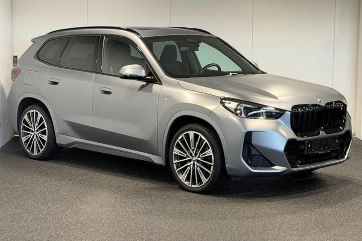 Grå BMW iX1 fra 2023
