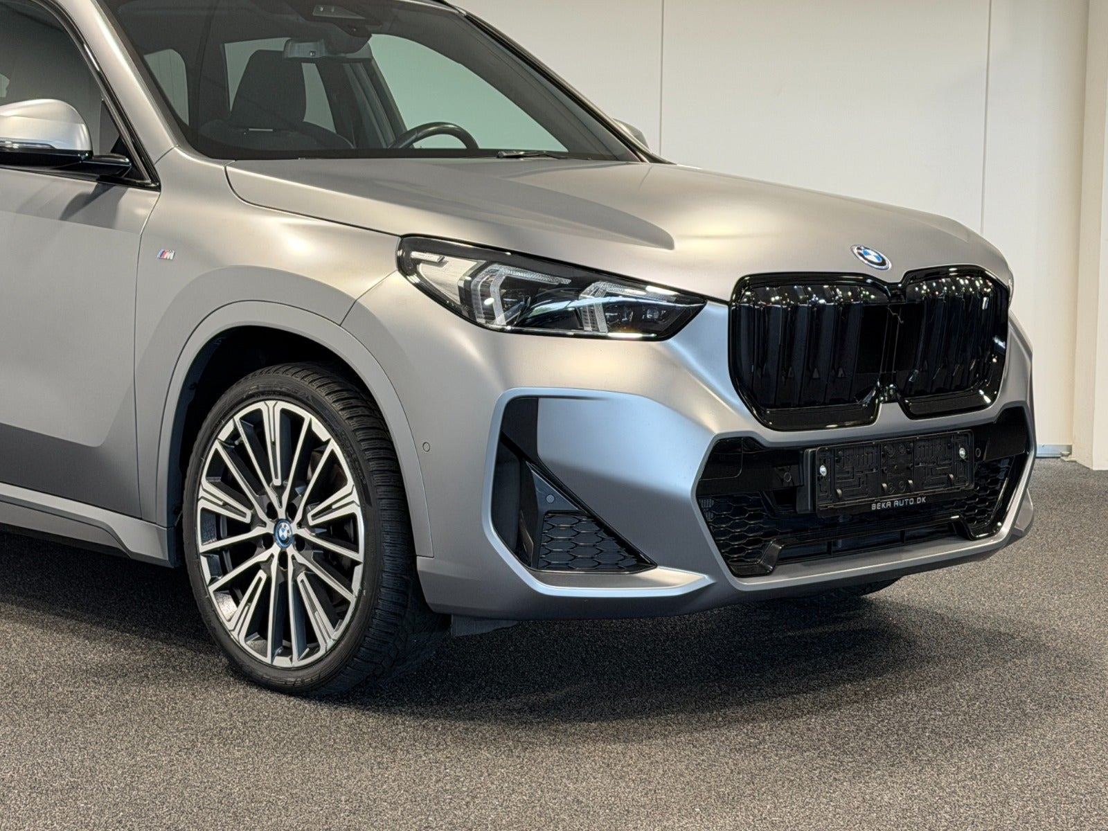 Grå BMW iX1 fra 2023