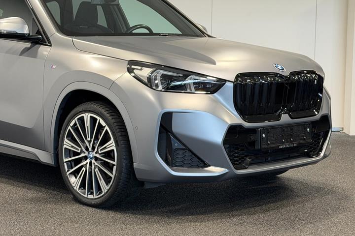 Grå BMW iX1 fra 2023