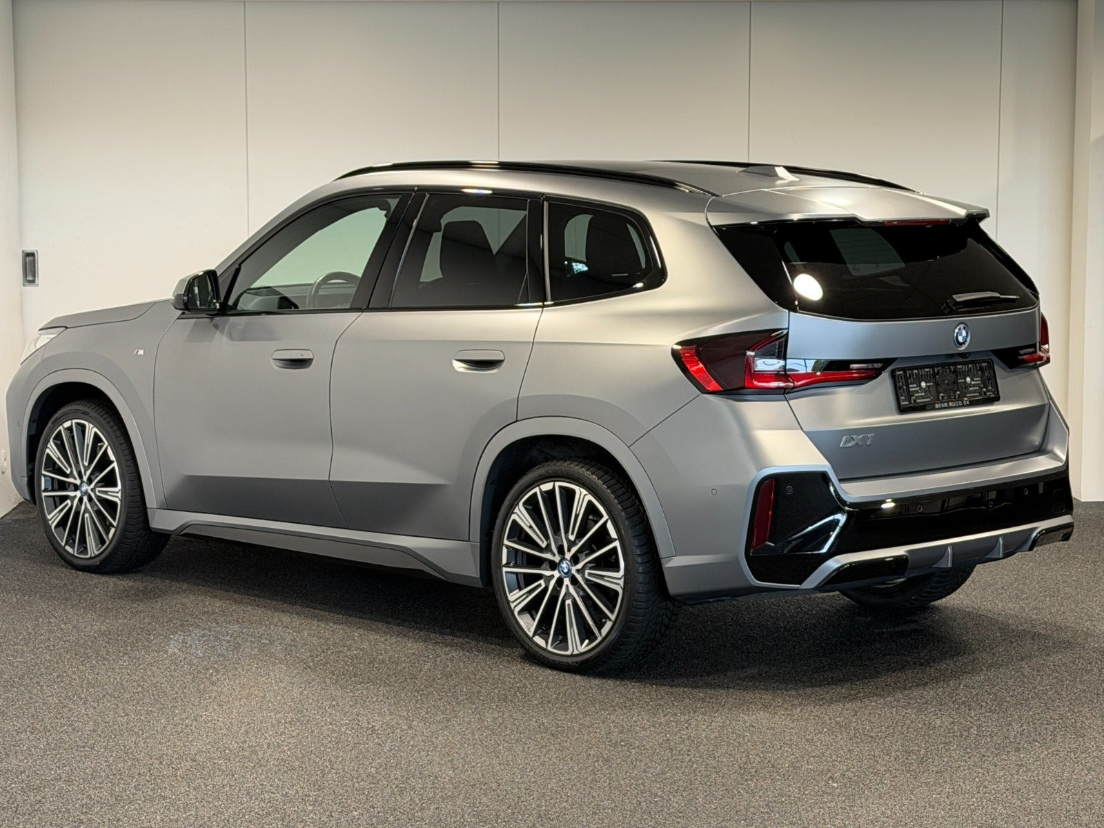 Grå BMW iX1 fra 2023