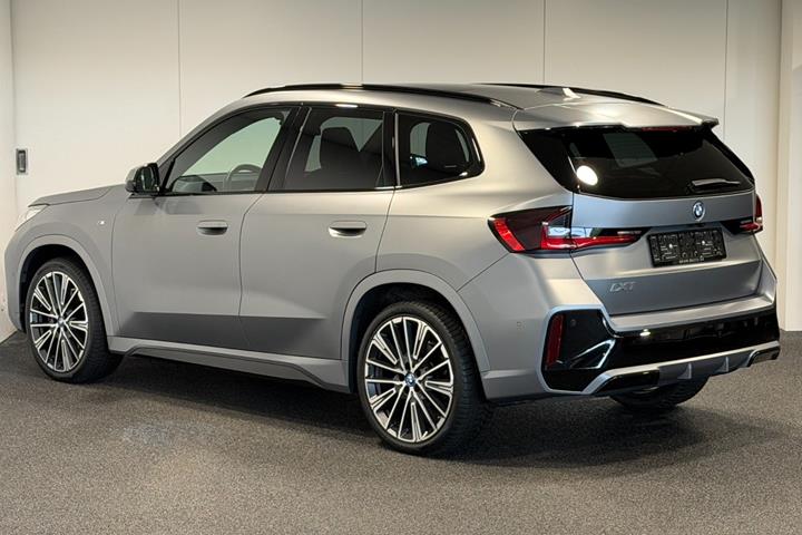Grå BMW iX1 fra 2023