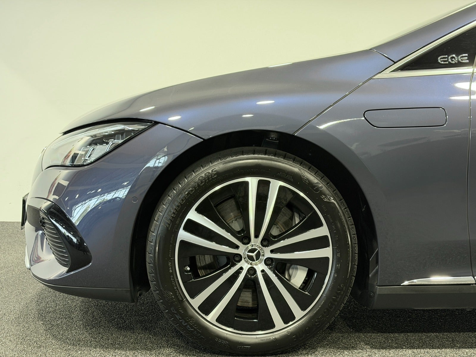 Blå Mercedes EQE300 fra 2024