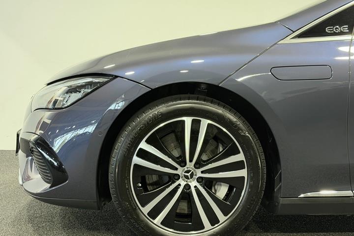 Blå Mercedes EQE300 fra 2024