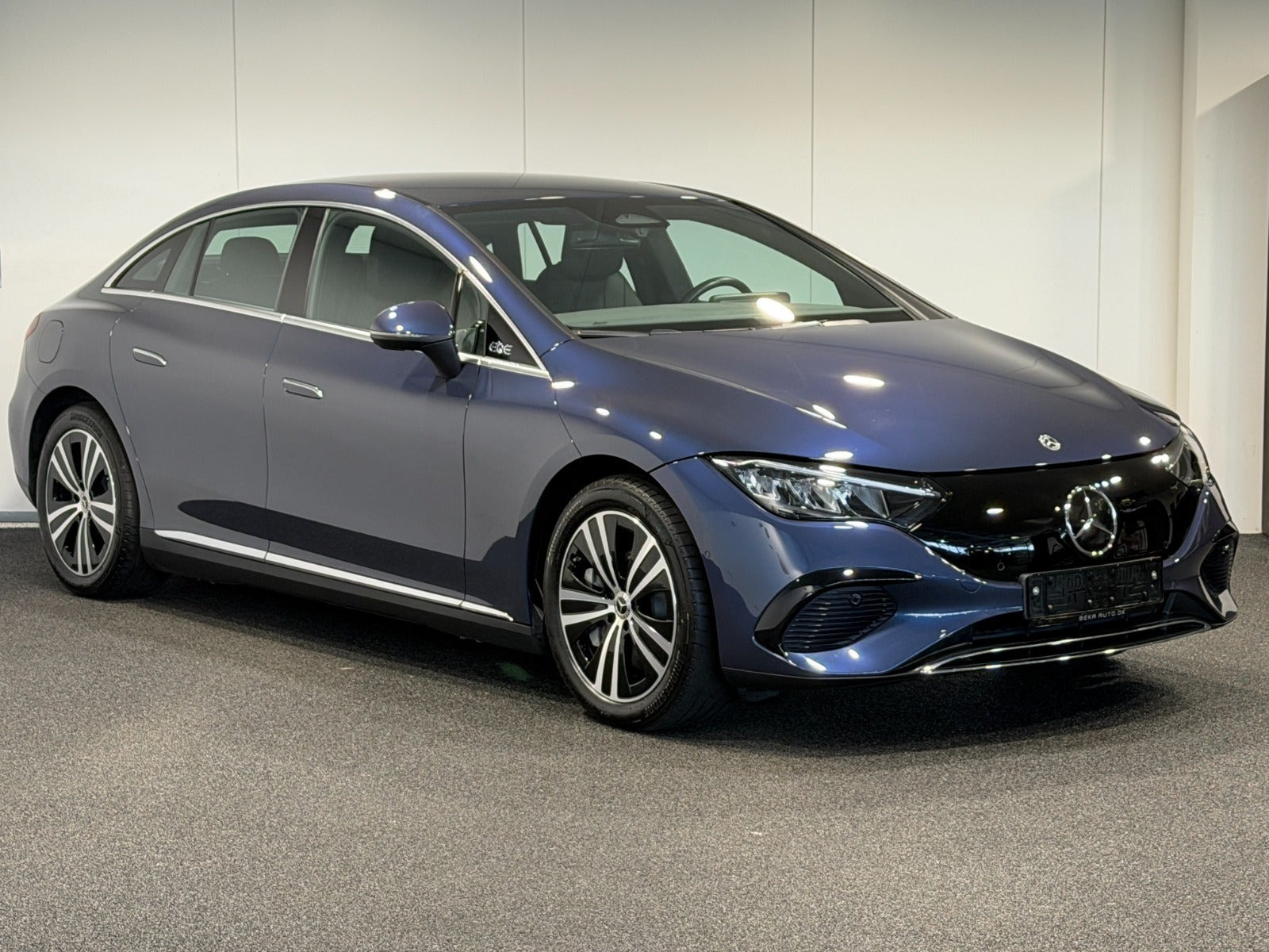 Blå Mercedes EQE300 fra 2024