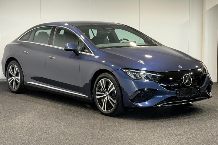 Blå Mercedes EQE300 fra 2024