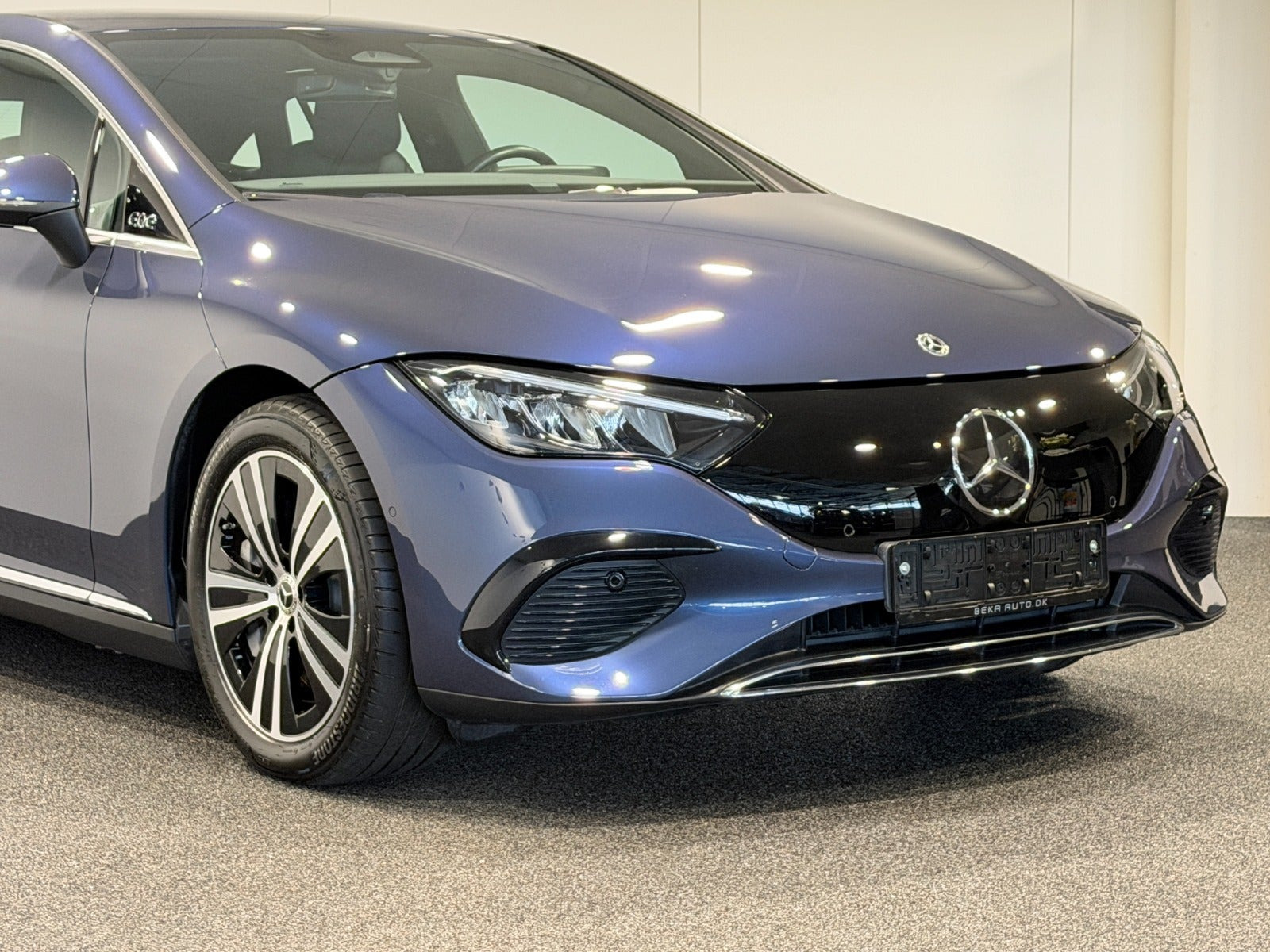 Blå Mercedes EQE300 fra 2024