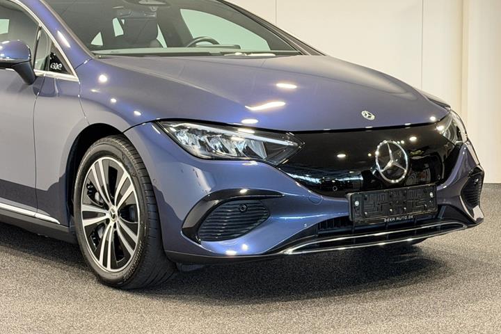 Blå Mercedes EQE300 fra 2024