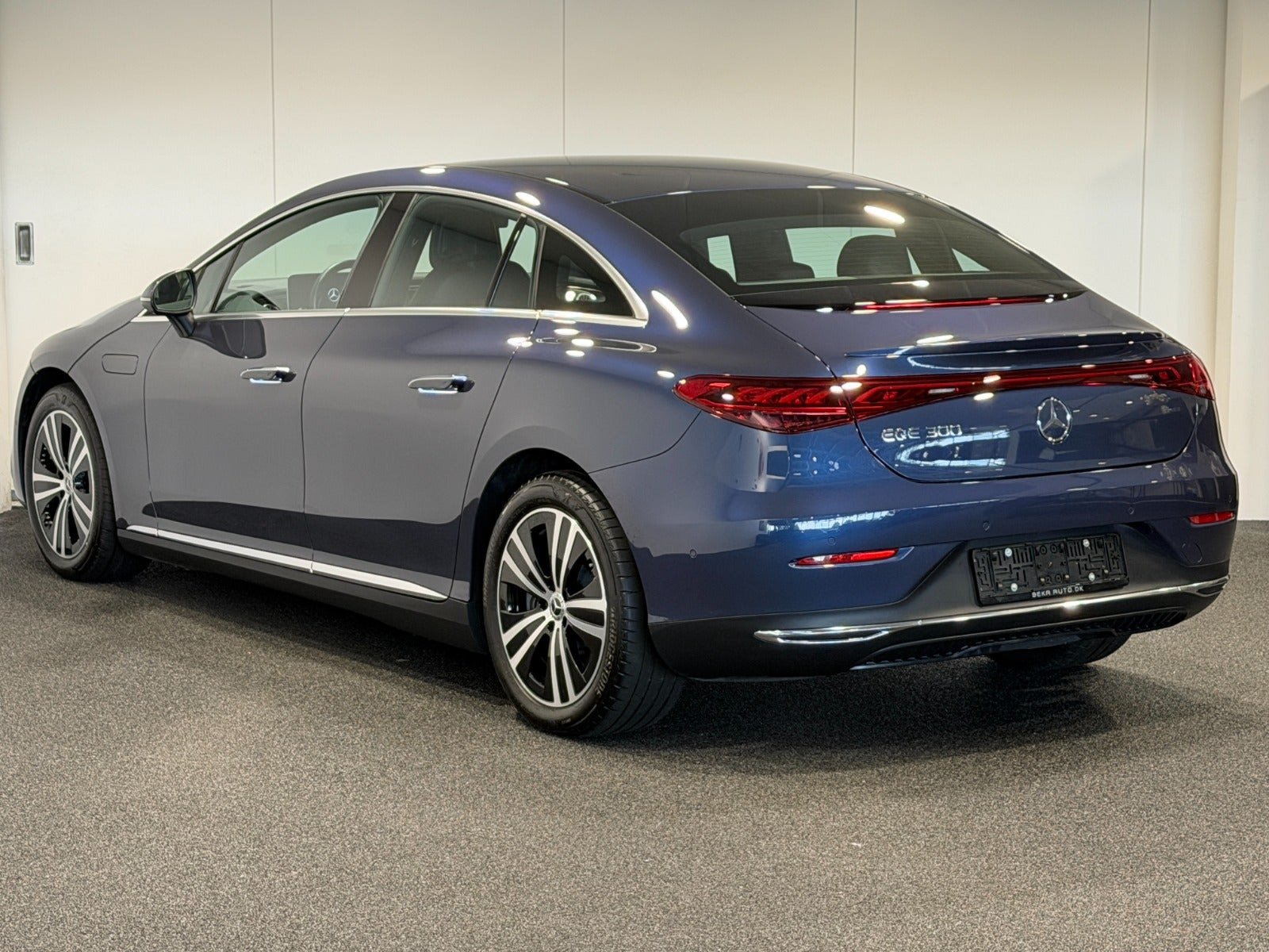 Blå Mercedes EQE300 fra 2024