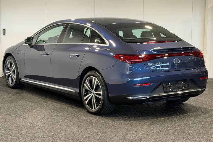 Blå Mercedes EQE300 fra 2024