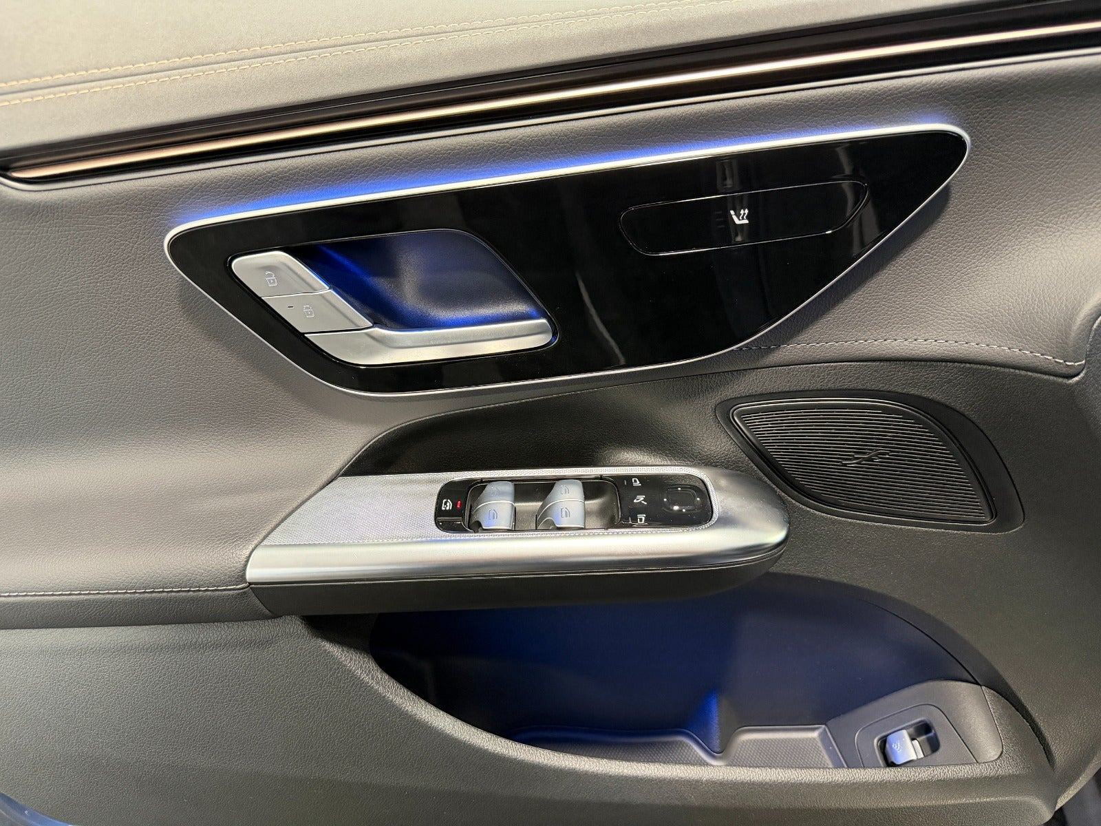 Blå Mercedes EQE300 fra 2024