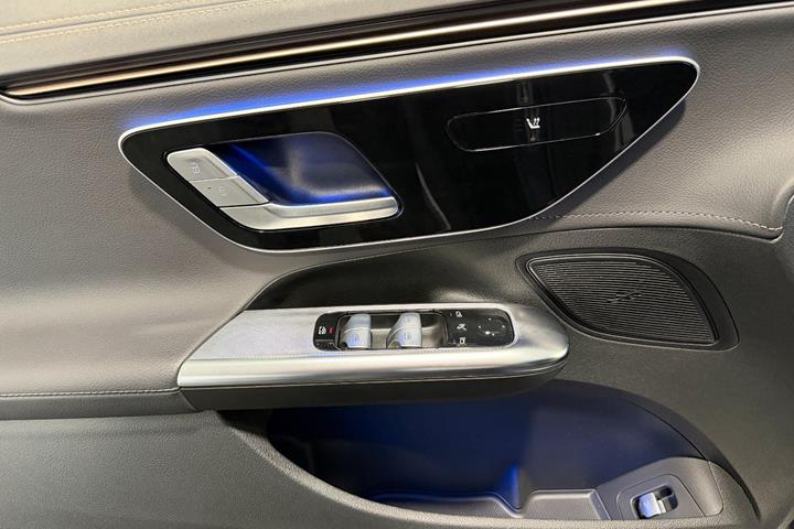 Blå Mercedes EQE300 fra 2024