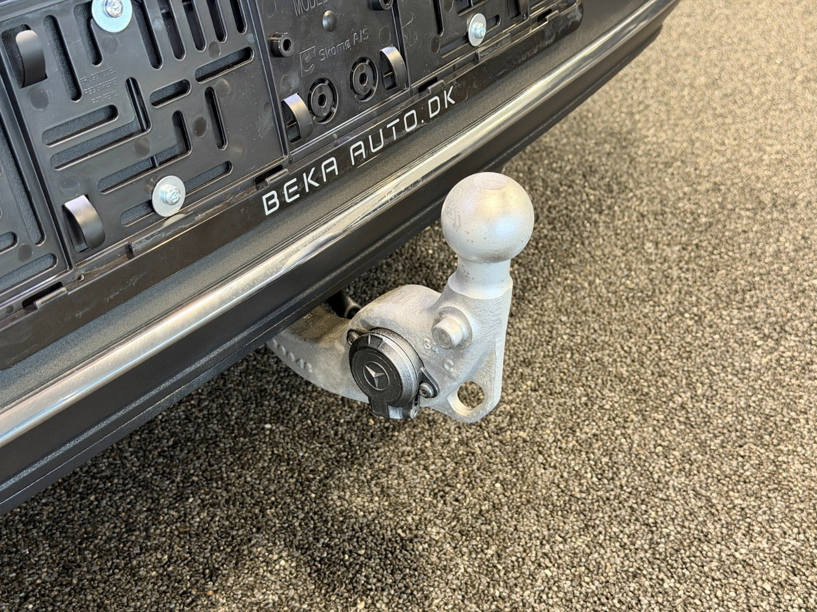 Blå Mercedes EQE300 fra 2024