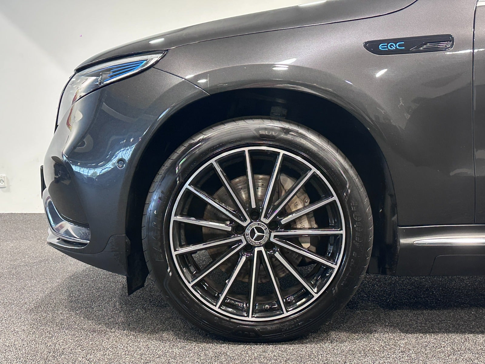 Grå Mercedes EQC400 fra 2020