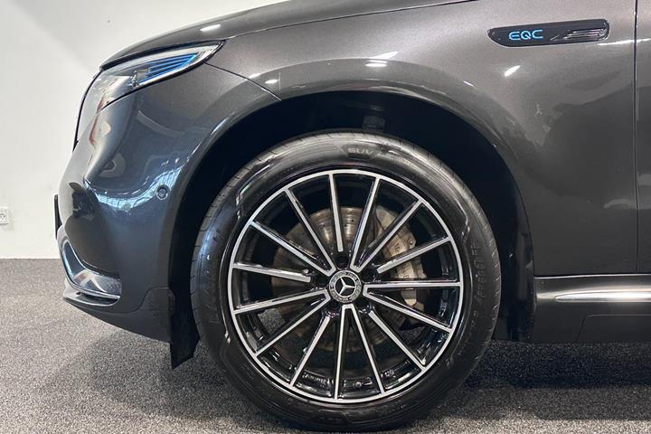Grå Mercedes EQC400 fra 2020