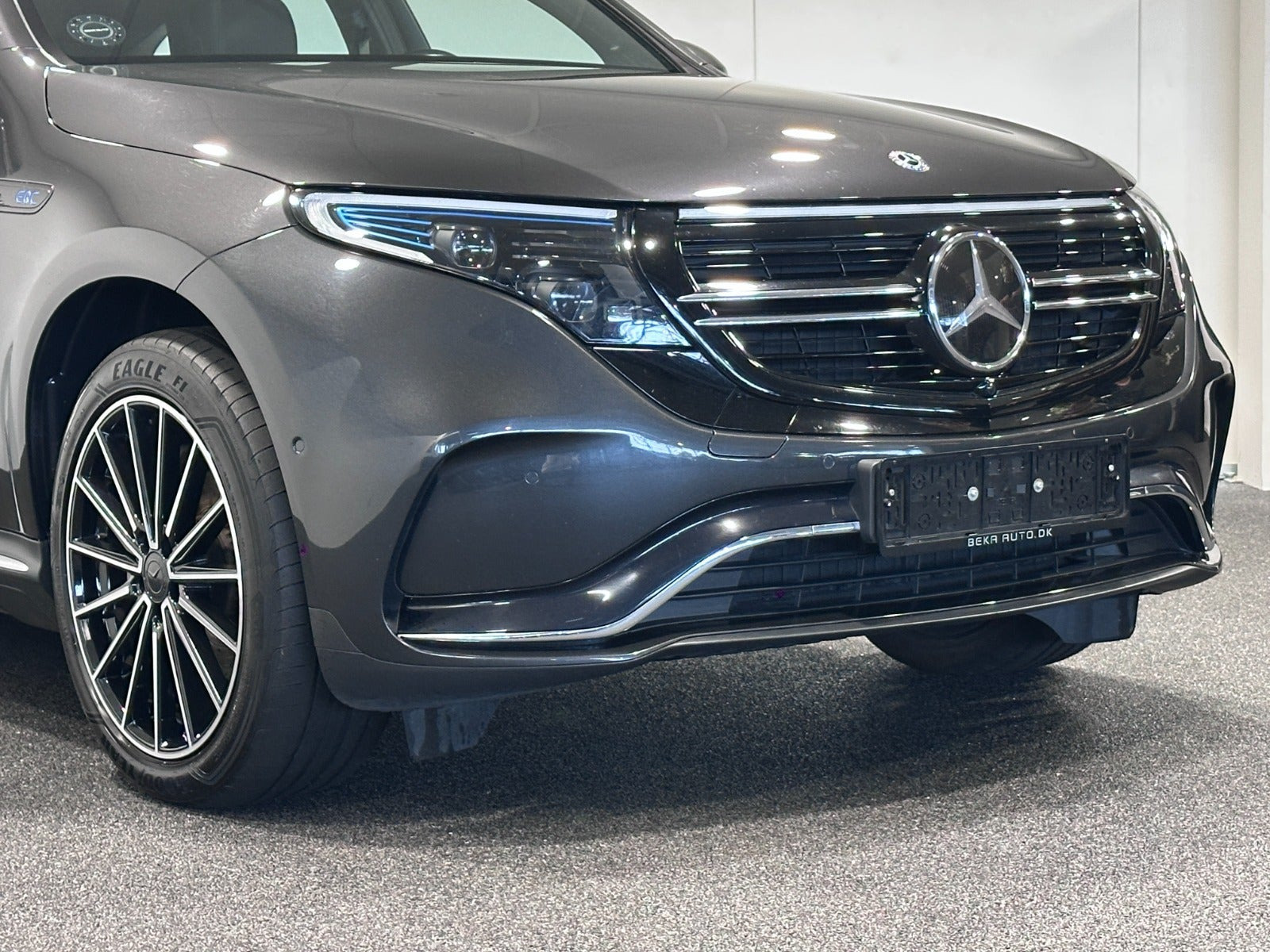 Grå Mercedes EQC400 fra 2020
