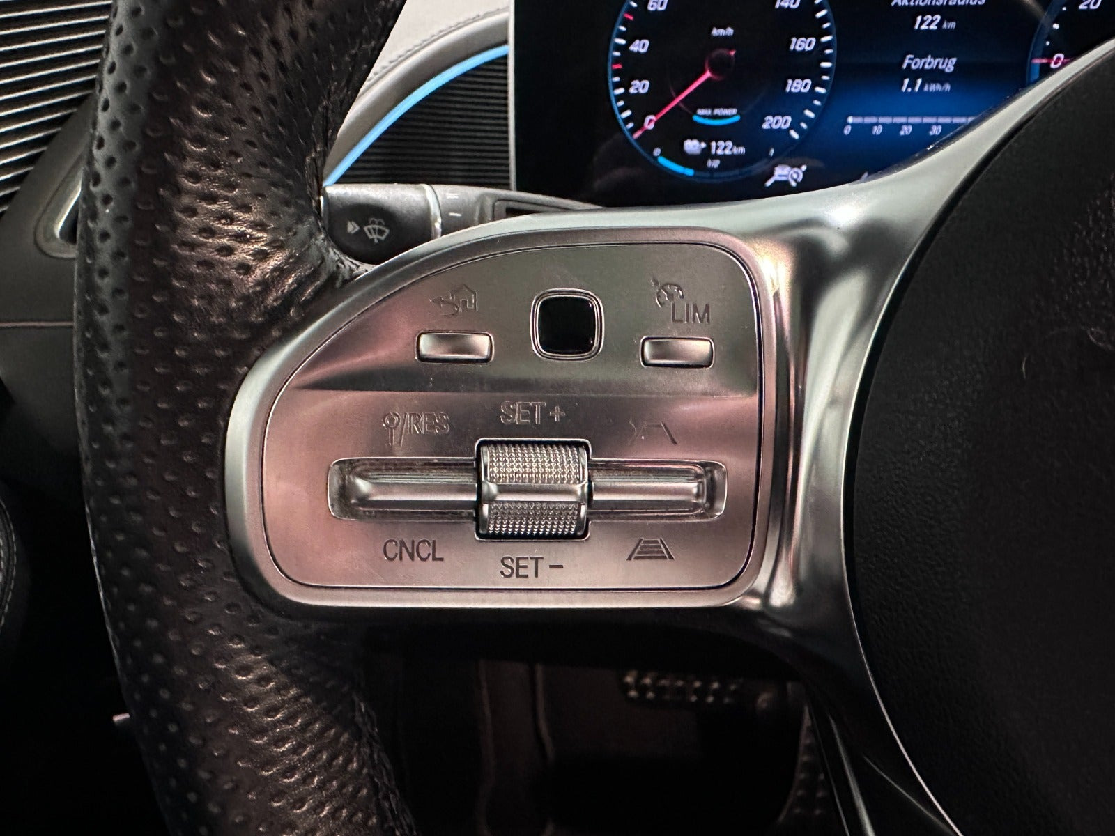 Grå Mercedes EQC400 fra 2020