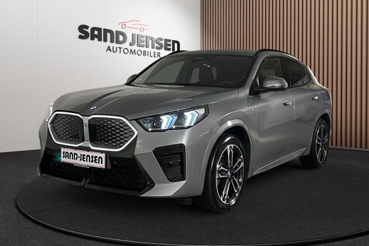 Grå BMW iX2 fra 2025 set udefra