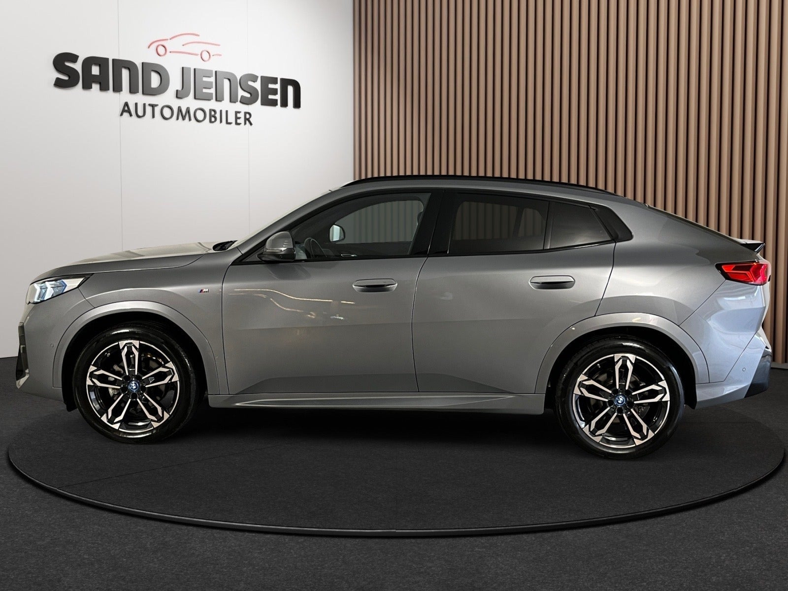 Grå BMW iX2 fra 2025