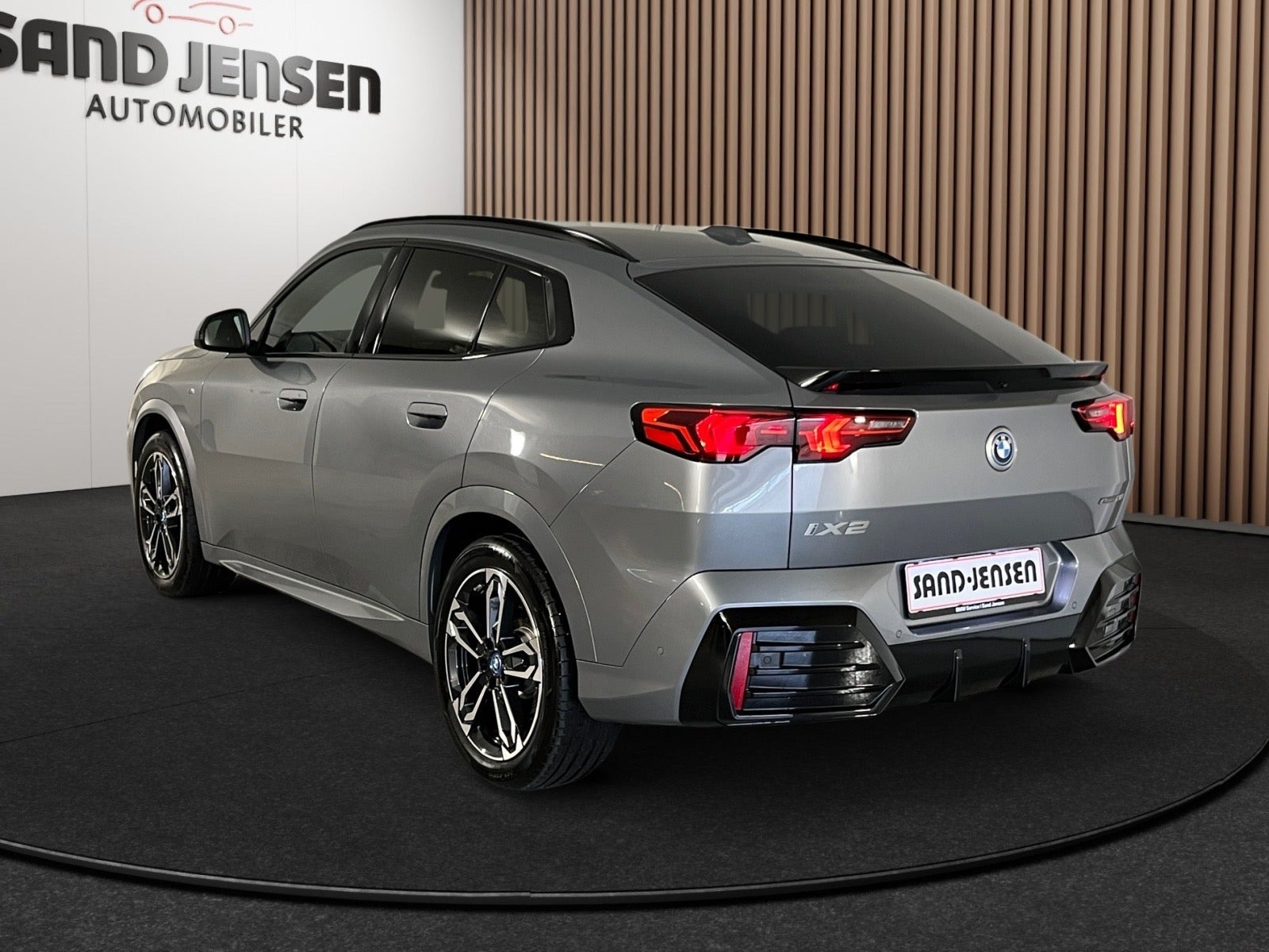 Grå BMW iX2 fra 2025