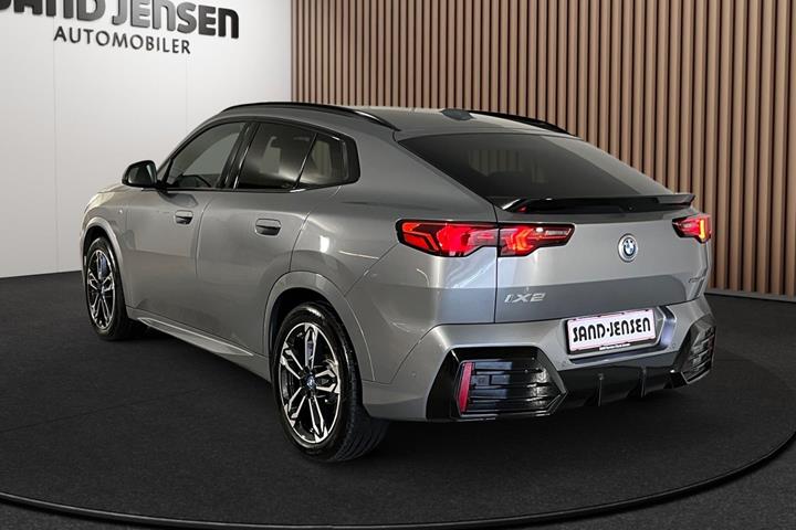 Grå BMW iX2 fra 2025