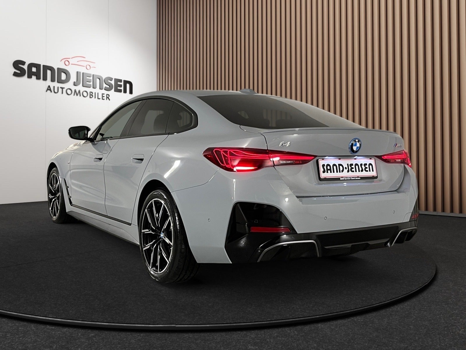 Grå BMW i4 fra 2026