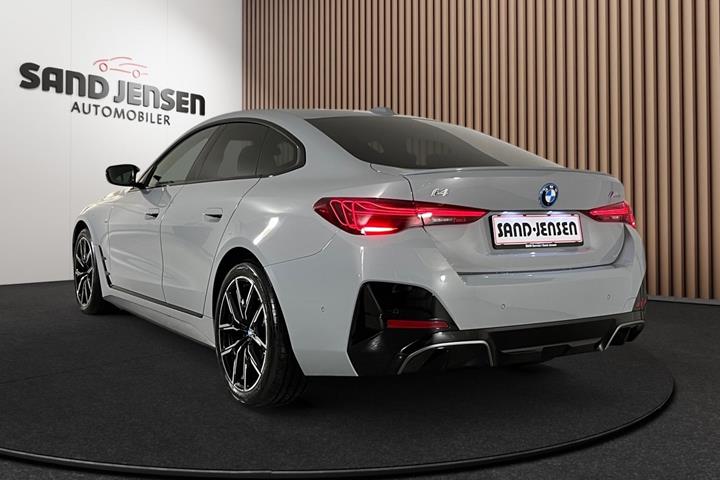 Grå BMW i4 fra 2026
