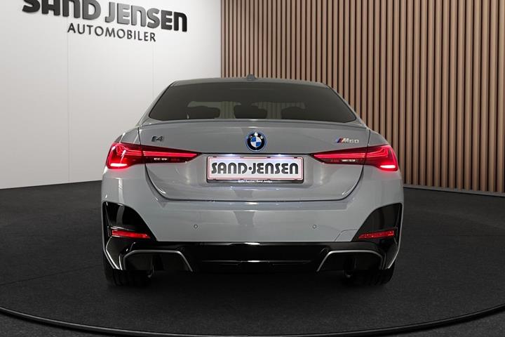 Grå BMW i4 fra 2026