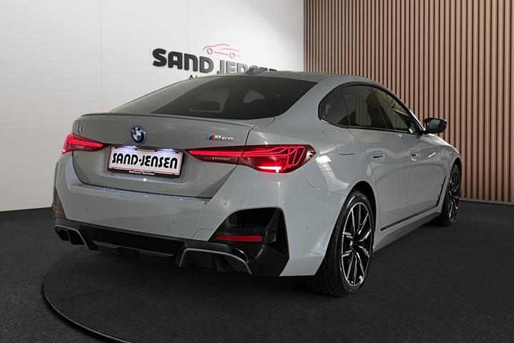 Grå BMW i4 fra 2026
