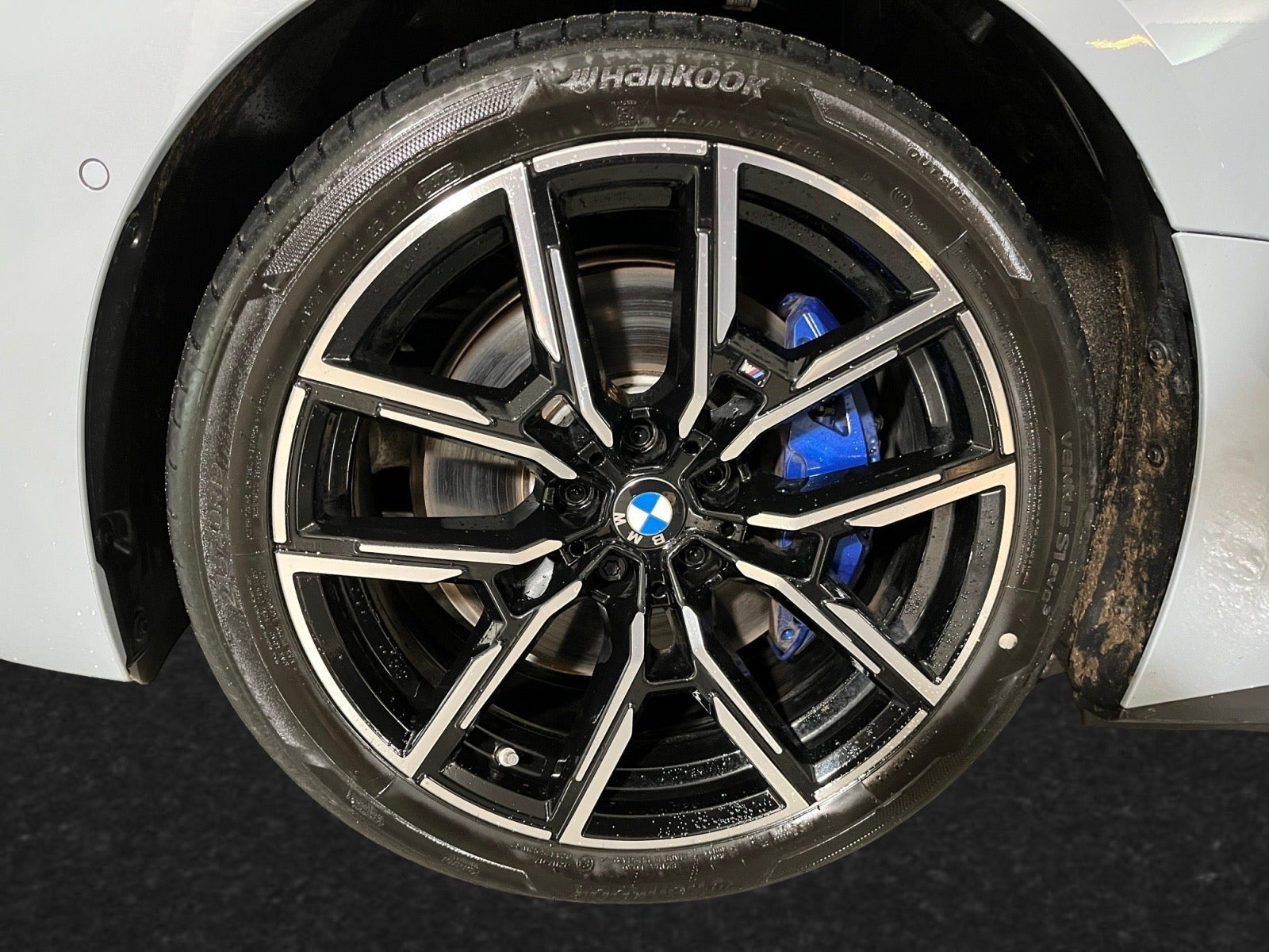 Grå BMW i4 fra 2026