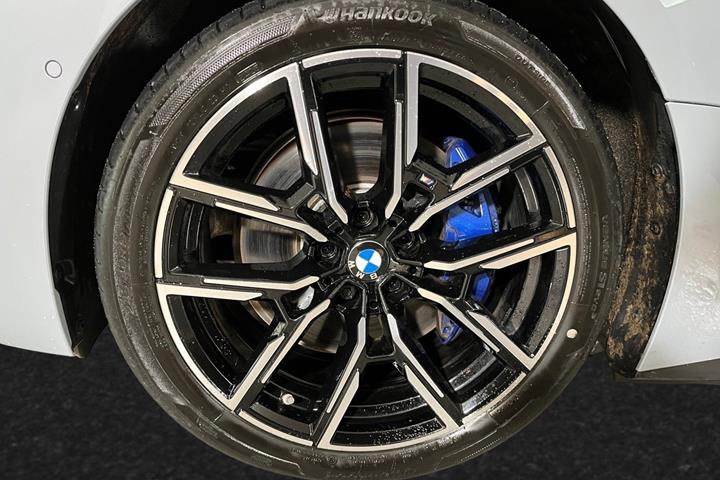 Grå BMW i4 fra 2026