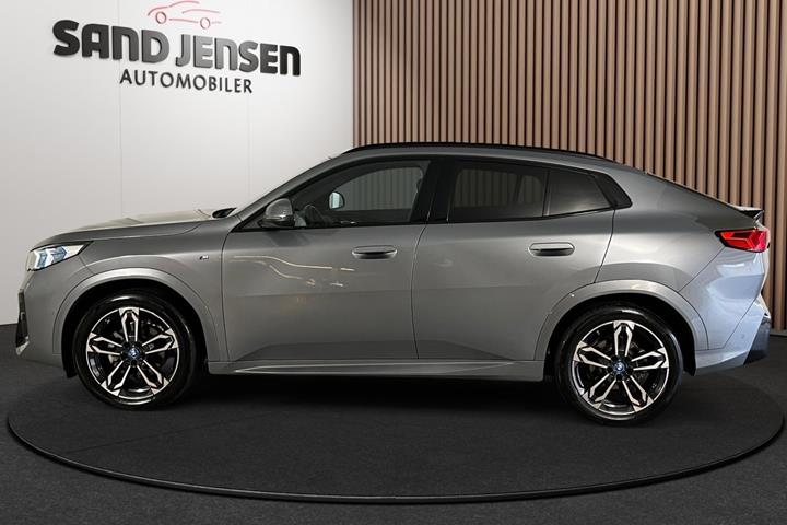 Grå BMW iX2 fra 2025