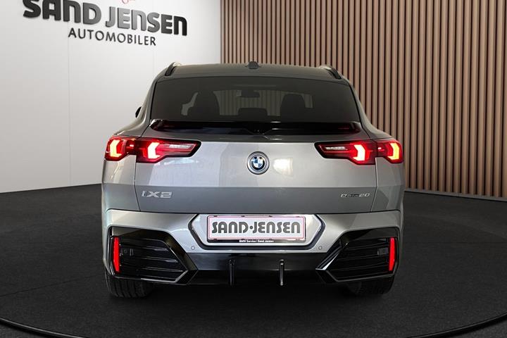 Grå BMW iX2 fra 2025